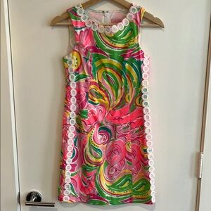 Lilly Pulitzer Vibrant Sleeveless Dress with Swirl Pattern 00